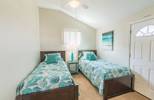 Olcott Cottage | Nestled alongside the Marina is a pristine and private cottage