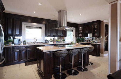Clarington House | Nestled in the heart of Clarington with its own fresh-water swimming pond!