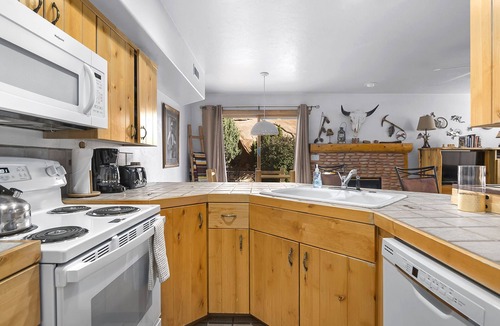 Moab South Valley House | Nestled in the Rocks | Close to Golf Course & Town