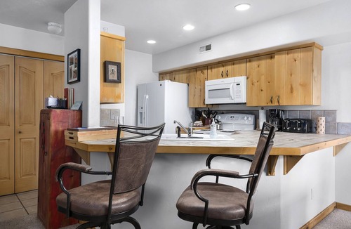 Moab South Valley House | Nestled in the Rocks | Close to Golf Course & Town