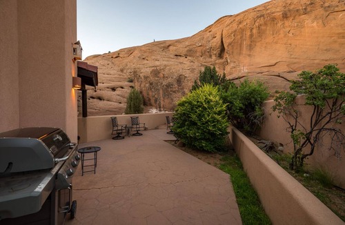Moab South Valley House | Nestled in the Rocks | Close to Golf Course & Town