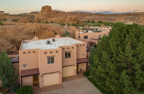 Moab South Valley House | Nestled in the Rocks | Close to Golf Course & Town