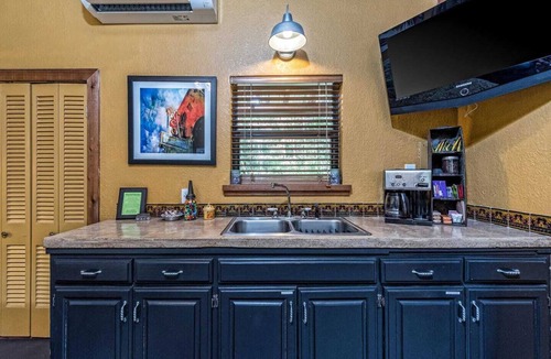 North Waco Cottage | Nestled next to one of the nation’s largest inner-city parks,The Cottate in Cameron Park