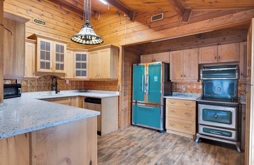 Gravenhurst Cottage | Nestled on 117 acres of Muskoka wilderness along the Kahshe River, GTA Cottage