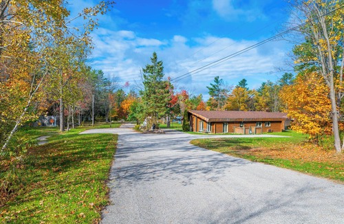 Gravenhurst Cottage | Nestled on 117 acres of Muskoka wilderness along the Kahshe River, GTA Cottage