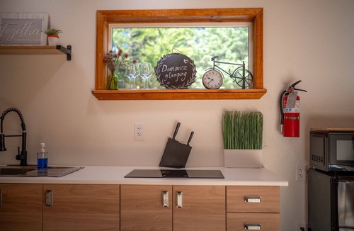 Wills Point Cabin | NestScape–-Stargaze from Bed + Outdoor Tub & Movie