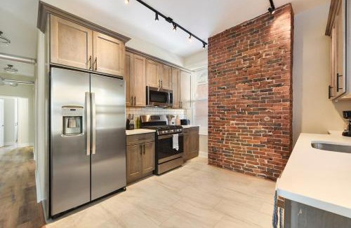 Point Breeze North Apartment | Netflix+Free Parking Near Shopping|Parks|Dining