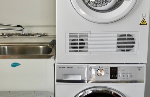 Stanthorpe House | Netley House- central, stylish, haven.