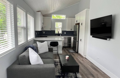 Old Enfield Apartment | New 1-bedroom apartment in Austin near UT with parking