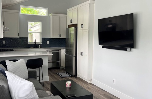 Old Enfield Apartment | New 1-bedroom apartment in Austin near UT with parking