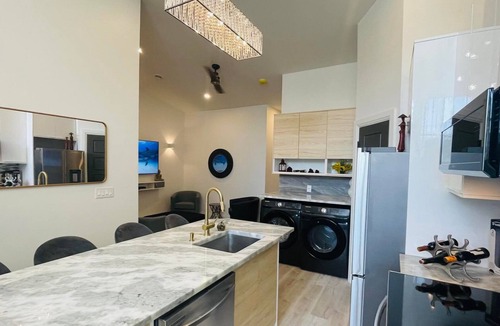 Bridgeview House | New 10-18ft Ceilings Townhome-3 bed with 3 Ensuite Baths