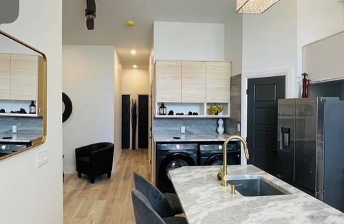 Bridgeview House | New 10-18ft Ceilings Townhome-3 bed with 3 Ensuite Baths