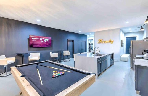 North Capitol House | New-14 Beds! Walk to broadway|Private Hot Tub/Pool