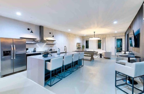 North Capitol House | New-14 Beds! Walk to broadway|Private Hot Tub/Pool