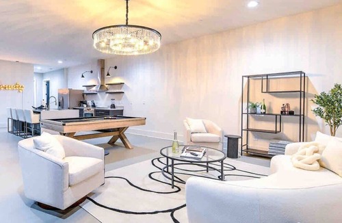 North Capitol House | New-14 Beds! Walk to broadway|Private Hot Tub/Pool