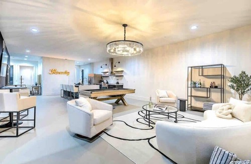 North Capitol House | New-14 Beds! Walk to broadway|Private Hot Tub/Pool