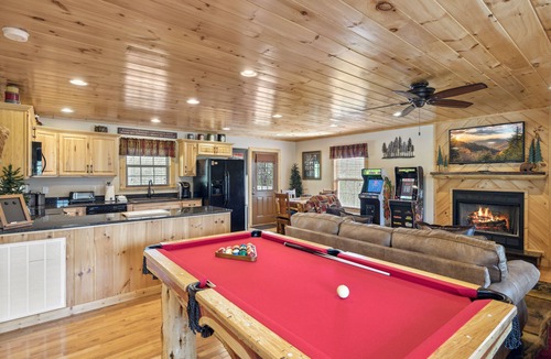 Wears Valley Cabin | New 1BR/1BA The Bear Stop Flat Paved Access Wears Valley Hot Tub WiFi Pool Table