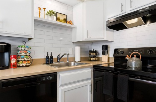 Royal Oak Apartment | New! 1BR Corner Flat | King Bd | Central Royal Oak