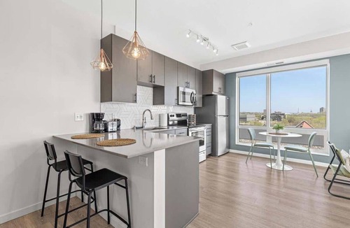 Lyn-Lake Apartment | New 1BR | Gym, Rooftop Lounge