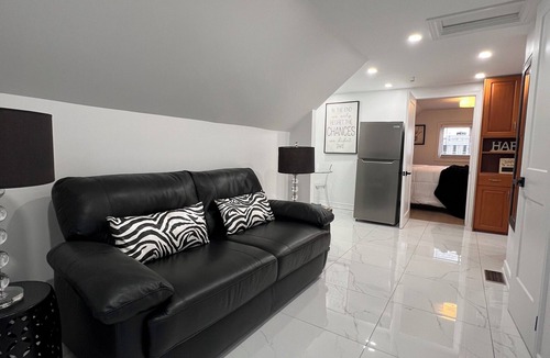 Downtown Apartment | NEW 1BR Loft,15 min to Niagara Falls/Wineries, Steps to Downtown St. Catharine’s