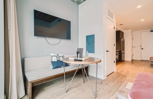 Rainey Street Historic District Apartment | NEW! 1BR + Views +Rooftop pool |Rainey St