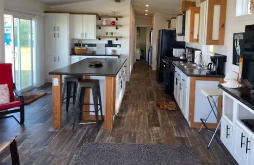 Long Mott House | New 2 Bed/1 Bath Bayfront Home