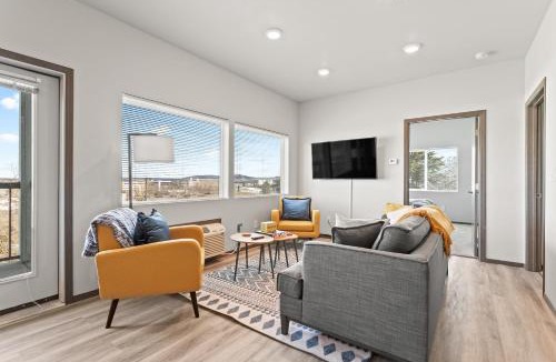 South Perry District Apartment | New 2 Bed 2 Bath Near Perry Dist and Downtown