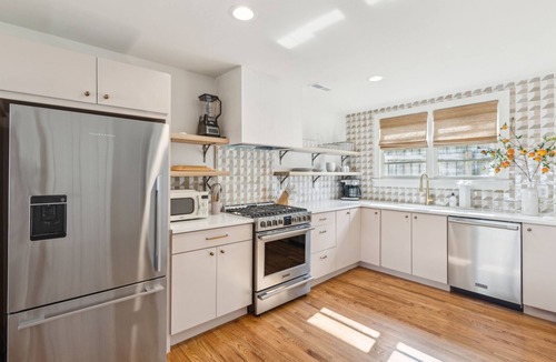 North Charleston Cottage | New 2 King Bed/2 Bath Cottage at Starlight Motor Inn Minutes from Downtown