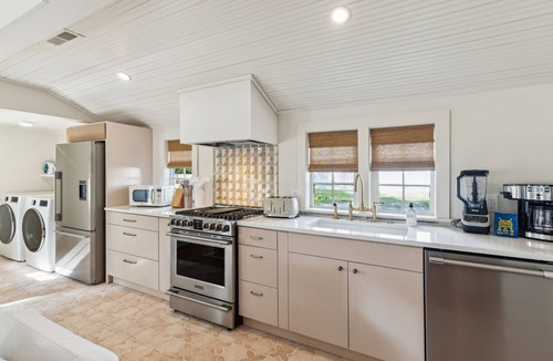 North Charleston Cottage | New 2 King Bed/2 Bath Cottage at Starlight Motor Inn Minutes from Downtown