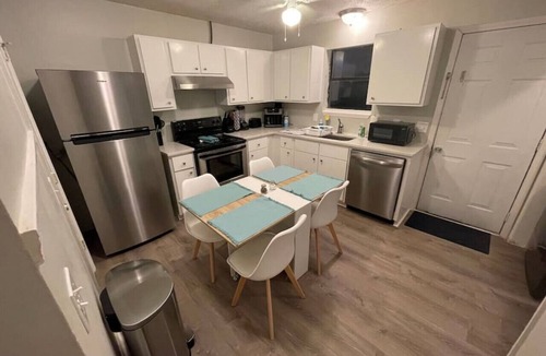 Commerce Apartment | NEW! 2 King Beds, 86` RokuTV, LED Headrests & Grill