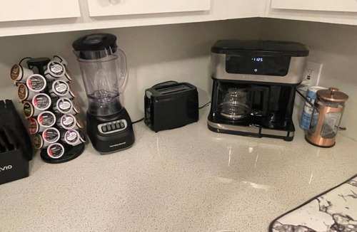 Commerce Apartment | NEW! 2 King Beds, 86` RokuTV, LED Headrests & Grill