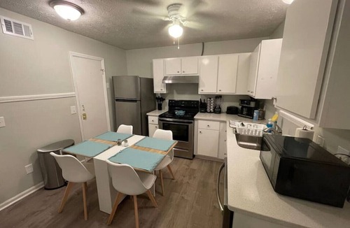 Commerce Apartment | NEW! 2 King Beds, 86` RokuTV, LED Headrests & Grill