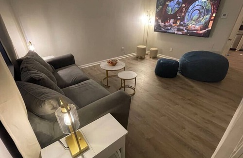 Commerce Apartment | NEW! 2 King Beds, 86` RokuTV, LED Headrests & Grill