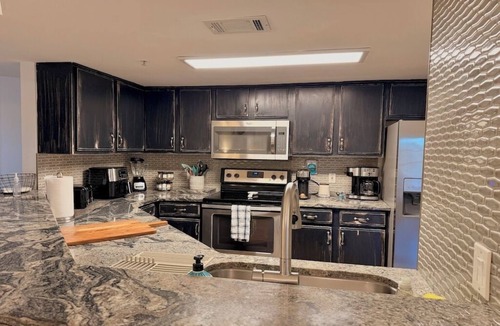 Clearwater Apartment | NEW 2026 Avalon Gated Community Parking Pool Close to Beach Fast Wifi
