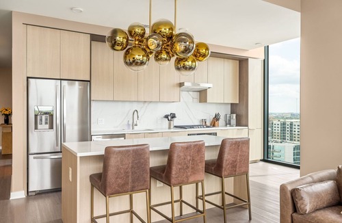 Midtown Apartment | *New* 26th Floor Corner - Goldfinger by ALR