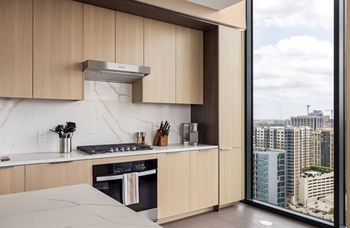 Midtown Apartment | *New* 26th Floor Corner - Goldfinger by ALR