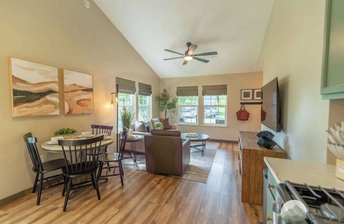 Palmer House | New! 2bd/2ba w/Laundry & Kitchen