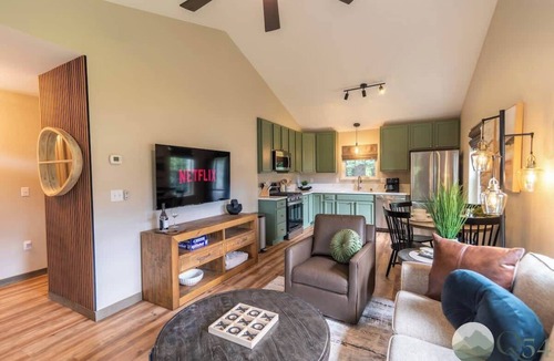 Palmer House | New! 2bd/2ba w/Laundry & Kitchen