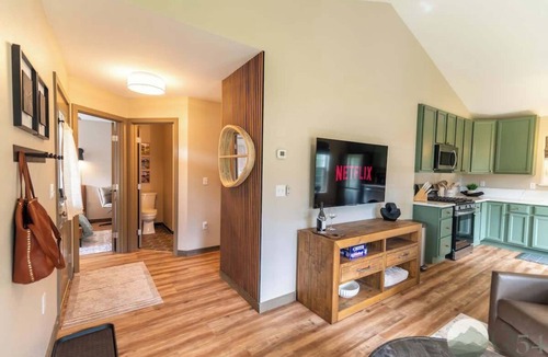 Palmer House | New! 2bd/2ba w/Laundry & Kitchen