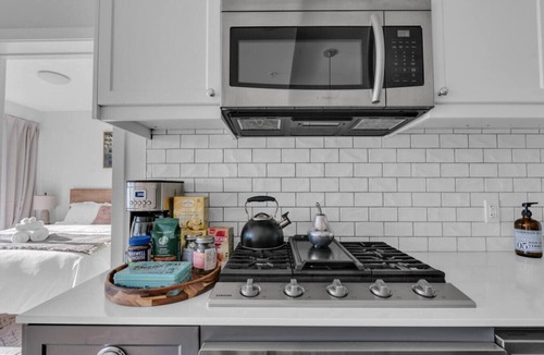 Kensington Apartment | New 2BR King suite| Kensington| UG Parking| Banff