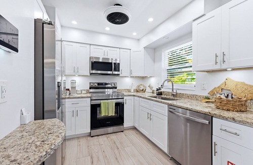 Arlington Park House | NEW 3/2 Cottage 15 min Drive from Beaches + Walk to Park/Pool