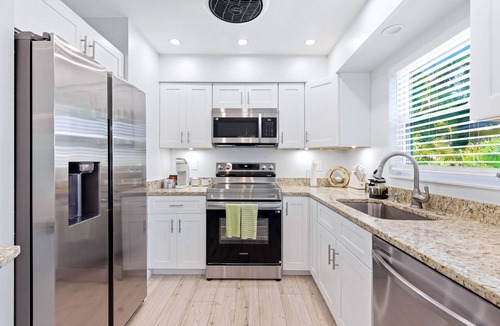 Arlington Park House | NEW 3/2 Cottage 15 min Drive from Beaches + Walk to Park/Pool