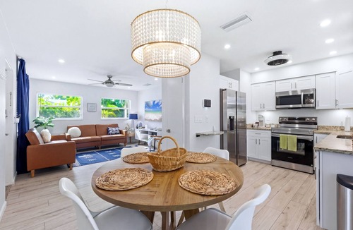 Arlington Park House | NEW 3/2 Cottage 15 min Drive from Beaches + Walk to Park/Pool