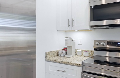 Arlington Park House | NEW 3/2 Cottage 15 min Drive from Beaches + Walk to Park/Pool