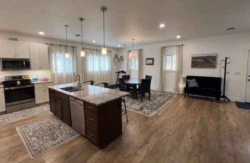 Harvard House | New 3 bdrm home! quiet, single level with open floor plan. 10 min. from Moscow.