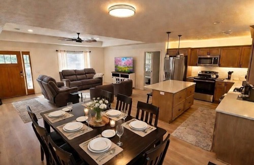 Clarinda House | New 3-bed/2 bath home with Game Room, Screened Porch and Firepit.