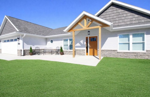 Clarinda House | New 3-bed/2 bath home with Game Room, Screened Porch and Firepit.