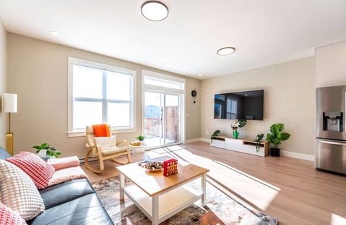 Halifax House | NEW 3 Bedroom Luxury Escape- Deck, BBQ & Fireplace