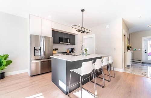 Halifax House | NEW 3 Bedroom Luxury Escape- Deck, BBQ & Fireplace
