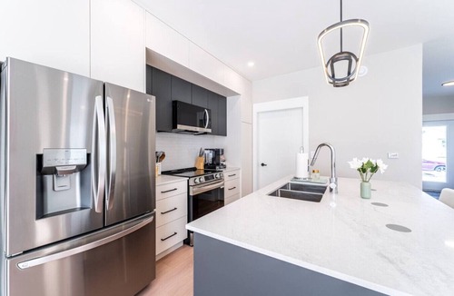 Halifax House | NEW 3 Bedroom Luxury Escape- Deck, BBQ & Fireplace